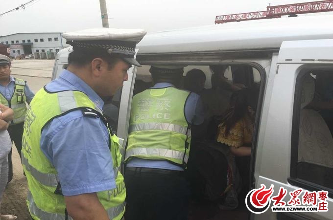 山東棗莊女司機(jī)開黑校車上路 核載8人竟塞20人 山東棗莊女司機(jī)開黑校車上路 核載8人竟塞20人