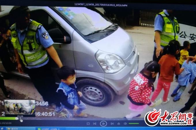 山東棗莊女司機(jī)開黑校車上路 核載8人竟塞20人 山東棗莊女司機(jī)開黑校車上路 核載8人竟塞20人
