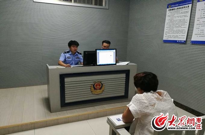 山東棗莊女司機(jī)開黑校車上路 核載8人竟塞20人 山東棗莊女司機(jī)開黑校車上路 核載8人竟塞20人