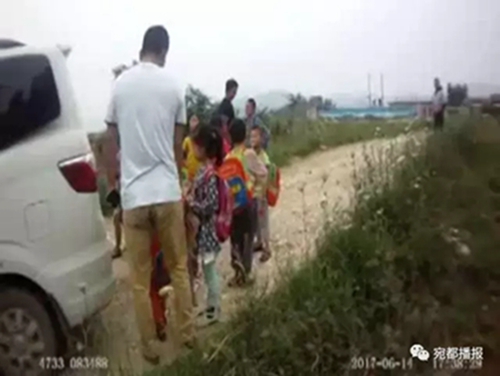 河南方城一黑校車超員100% 司機醉駕拒絕接受檢查 河南方城一黑校車超員100% 司機醉駕拒絕接受檢查