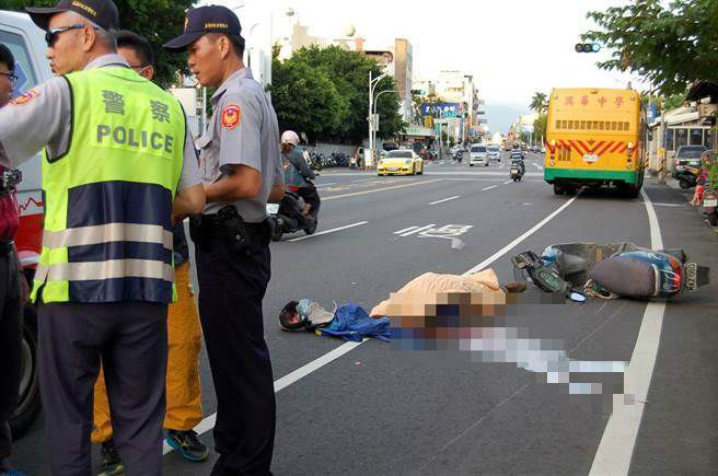 臺(tái)灣一校車與機(jī)車相撞 機(jī)車男被卷入車下輾過(guò)當(dāng)場(chǎng)死亡 臺(tái)灣一校車與機(jī)車相撞 機(jī)車男被卷入車下輾過(guò)當(dāng)場(chǎng)死亡