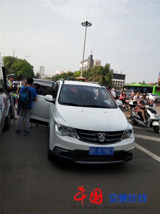 私家車變“黑校車” 超載塞滿10人 私家車變“黑校車” 超載塞滿10人