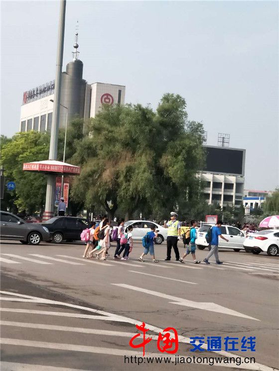 私家車變“黑校車” 超載塞滿10人 私家車變“黑校車” 超載塞滿10人