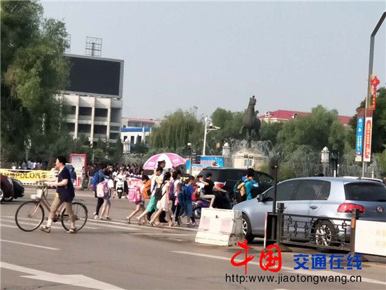 私家車變“黑校車” 超載塞滿10人 私家車變“黑校車” 超載塞滿10人