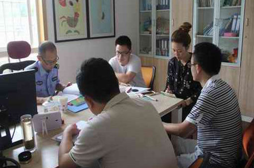 四川威遠(yuǎn)交警大隊檢查幼兒園暑期班校車使用情況