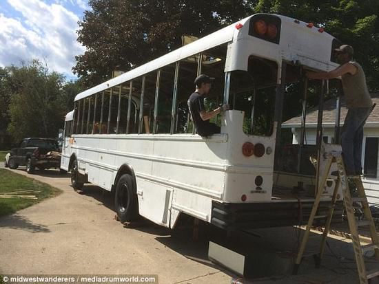 美國一男士改裝校車去旅行