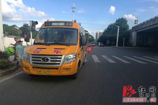 無(wú)校車資質(zhì)駕駛校車被查獲 司機(jī)被扣證扣分還罰款 無(wú)校車資質(zhì)駕駛校車被查獲 司機(jī)被扣證扣分還罰款