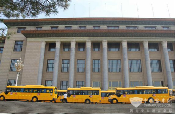 為畢業(yè)季添彩，加拿大國際學(xué)校再購百輛宇通校車