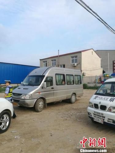 河北一核載17人套牌“校車(chē)”塞42名幼童 涉案司機(jī)被拘 河北一核載17人套牌“校車(chē)”塞42名幼童 涉案司機(jī)被拘