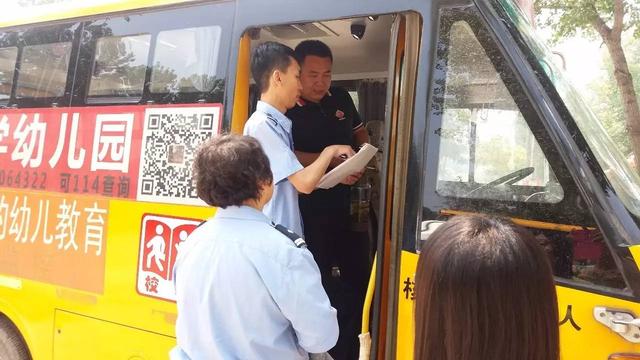 嚴(yán)查校車保安全，廊坊交警一直在路上！