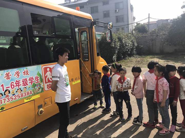 新昌育蕾學校校車上響起歡樂歌聲/ 新昌育蕾學校校車上響起歡樂歌聲