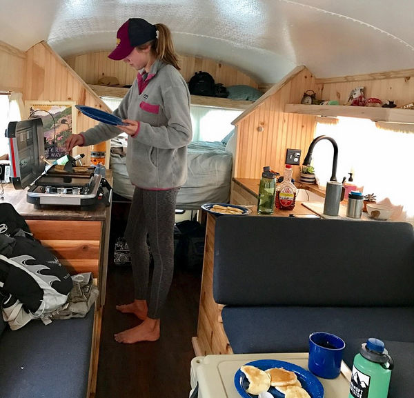 美夫婦花12萬(wàn)將校車改為房車 帶上家去旅行