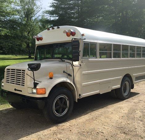 美夫婦花12萬(wàn)將校車改為房車 帶上家去旅行