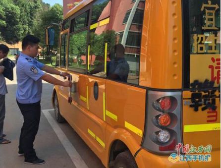 筑好校園安全防護(hù)網(wǎng) 江西宜春交警暑期嚴(yán)查校車交通違法行為 筑好校園安全防護(hù)網(wǎng) 江西宜春交警暑期嚴(yán)查校車交通違法行為