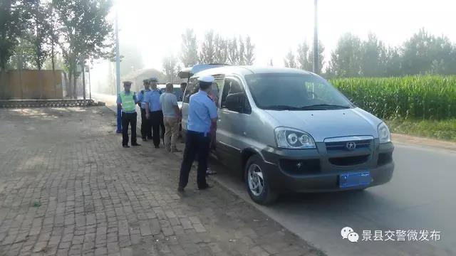 河北景縣交警查獲一輛超員“黑”校車 河北景縣交警查獲一輛超員“黑”校車
