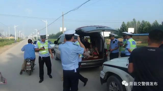 河北景縣交警查獲一輛超員“黑”校車 河北景縣交警查獲一輛超員“黑”校車