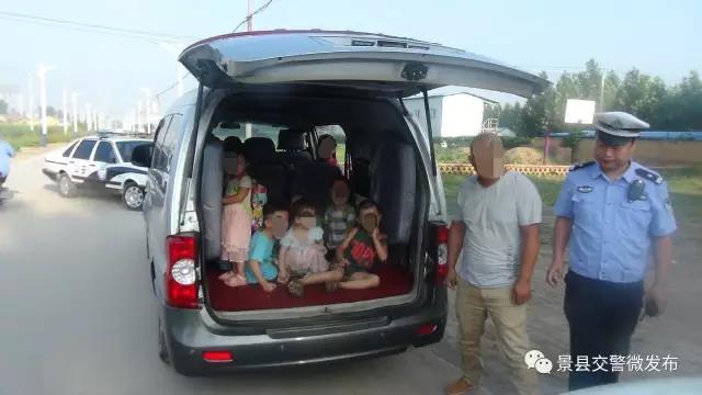 河北景縣交警查獲一輛超員“黑”校車 河北景縣交警查獲一輛超員“黑”校車