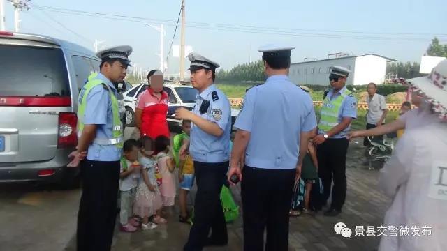 河北景縣交警查獲一輛超員“黑”校車 河北景縣交警查獲一輛超員“黑”校車