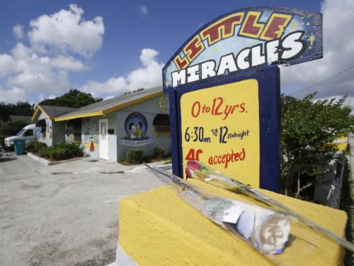 再發(fā)悲?。菏钐毂贿z忘校車(chē)內(nèi)12小時(shí) 美3歲男童身亡