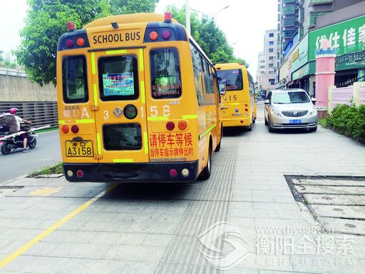 幼兒園校車將人行道變成停車點(diǎn)