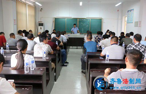 山東蘭陵交警開學前夕為校車駕駛人“充電”