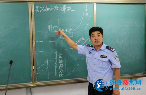 山東蘭陵交警開學前夕為校車駕駛人“充電”