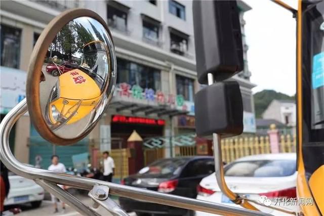 “長鼻子”新校車登陸浙江開化 “長鼻子”新校車登陸浙江開化
