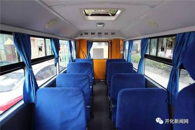 “長鼻子”新校車登陸浙江開化 “長鼻子”新校車登陸浙江開化