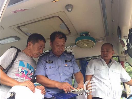 山東青島交警加大排查力度 提升校車道路交通安全