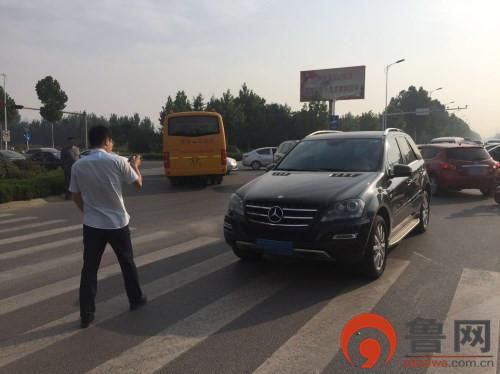 山東膠州:奔馳與幼兒園校車刮擦 無人員傷亡 山東膠州:奔馳與幼兒園校車刮擦 無人員傷亡