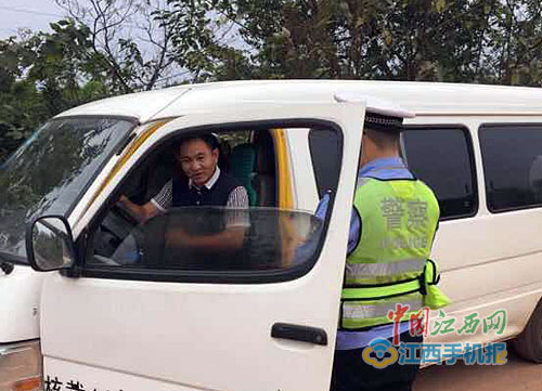 交警半路截下幼兒園“黑校車” 交警半路截下幼兒園“黑校車”