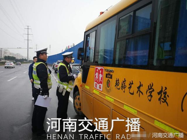 鄭州一幼兒園黑車接送孩子 司機無資質(zhì) 鄭州一幼兒園黑車接送孩子 司機無資質(zhì)