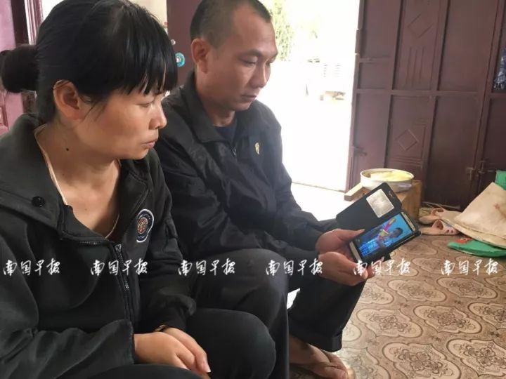 4歲男孩被校車撞上不幸身亡！出事時司機懷里竟抱著一個人……行車記錄儀還原現(xiàn)場！