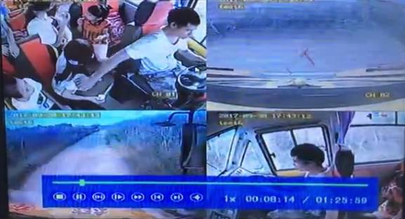 4歲男孩被校車撞上不幸身亡！出事時司機懷里竟抱著一個人……行車記錄儀還原現(xiàn)場！