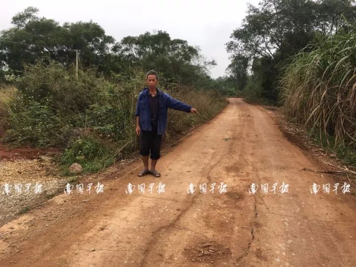 4歲男孩被校車撞上不幸身亡！出事時司機懷里竟抱著一個人……行車記錄儀還原現(xiàn)場！