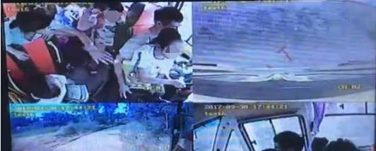 4歲男孩被校車撞上不幸身亡！出事時司機懷里竟抱著一個人……行車記錄儀還原現(xiàn)場！