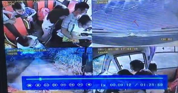 4歲男孩被校車撞上不幸身亡！出事時司機懷里竟抱著一個人……行車記錄儀還原現(xiàn)場！