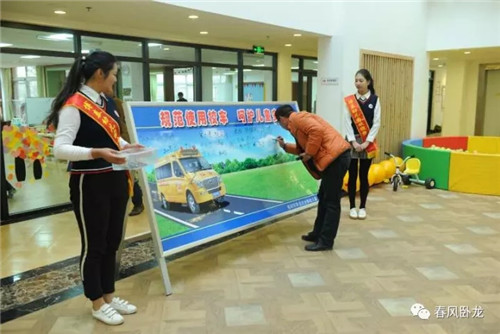 臥龍區(qū)教體局對校車安全工作使用培訓(xùn)并現(xiàn)場操作示范/ 臥龍區(qū)教體局對校車安全工作使用培訓(xùn)并現(xiàn)場操作示范