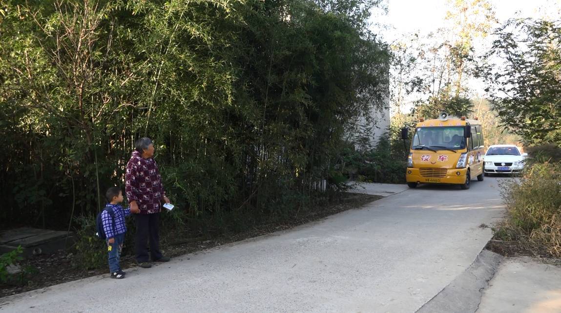 在農(nóng)村，校車已不僅僅是校車