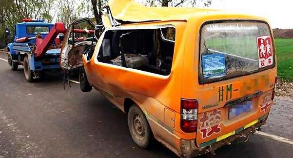 為人父母的你們，看到這樣的校車，還會安心讓孩子去讀書嗎