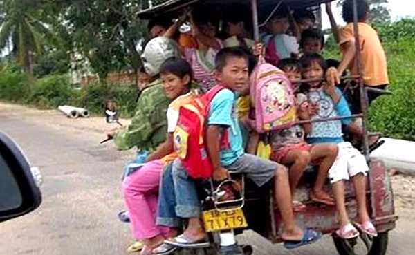 為人父母的你們，看到這樣的校車，還會安心讓孩子去讀書嗎