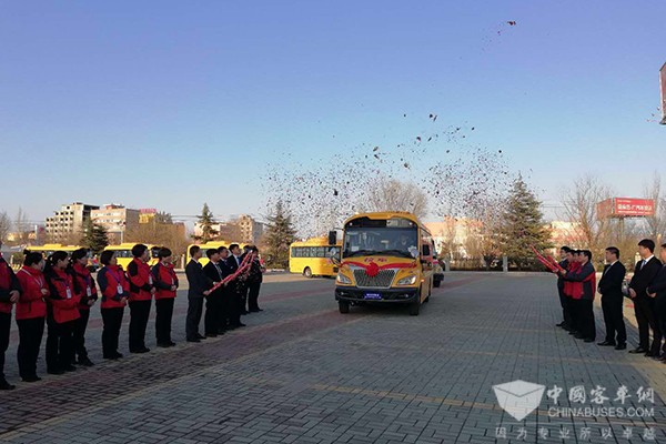 50輛宇通校車交付運(yùn)城 宇通“三代校車”迎來(lái)開(kāi)門紅 50輛宇通校車交付運(yùn)城 宇通“三代校車”迎來(lái)開(kāi)門紅