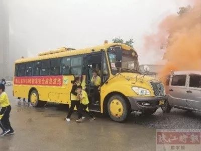 佛山開(kāi)展校車應(yīng)急救援演練，看看孩子如何“逃生”！