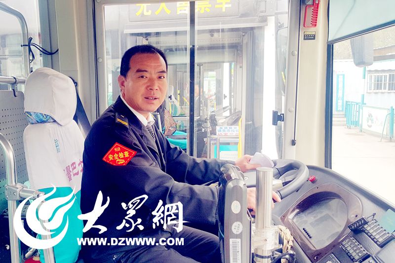 男子騎摩托時癲癇發(fā)作 校車司機援手相助