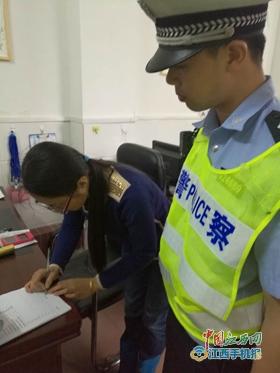 江西九江:保障幼兒上下學(xué)乘車平安 交警給校車責(zé)任人念起“緊箍咒” 江西九江:保障幼兒上下學(xué)乘車平安 交警給校車責(zé)任人念起“緊箍咒”