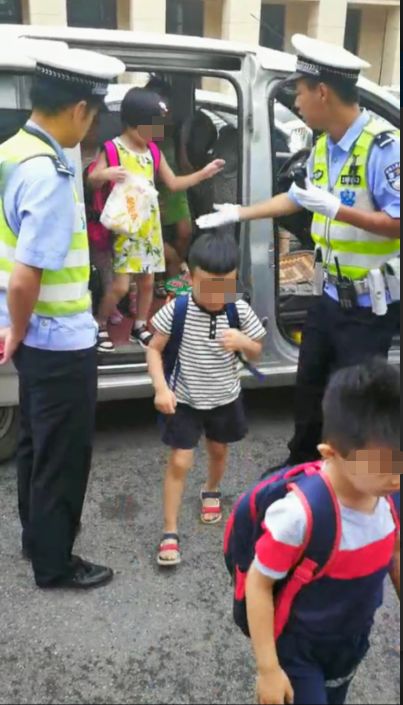 天津一面包車當校車用：加放小圓凳，擠乘14名7歲以下兒童