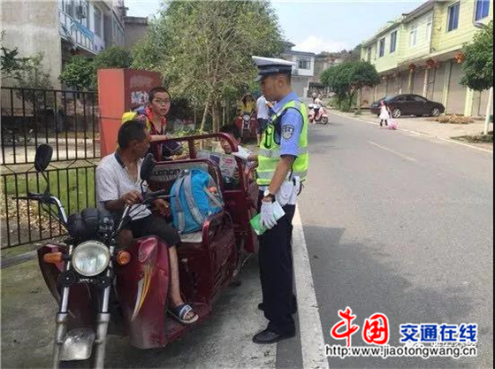 四川:雅安交警向“黑校車”開戰(zhàn) 雅安交警向“黑校車”開戰(zhàn)