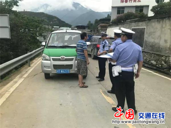 四川:雅安交警向“黑校車”開戰(zhàn) 雅安交警向“黑校車”開戰(zhàn)