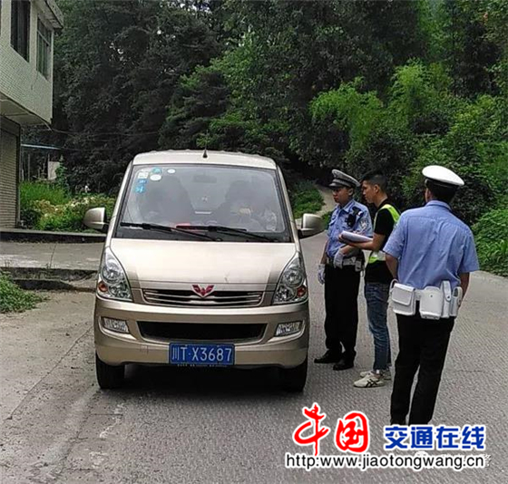 四川:雅安交警向“黑校車”開戰(zhàn) 雅安交警向“黑校車”開戰(zhàn)