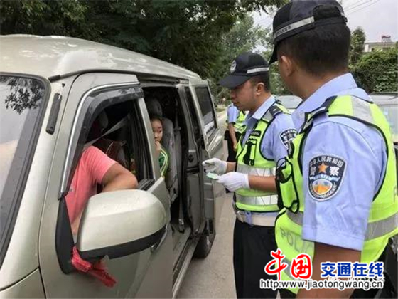 四川:雅安交警向“黑校車”開戰(zhàn) 雅安交警向“黑校車”開戰(zhàn)